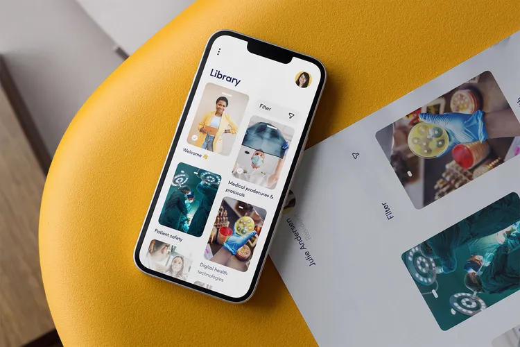 Iphone liegt auf gelbem Stuhl mit geöffneter Ureka App