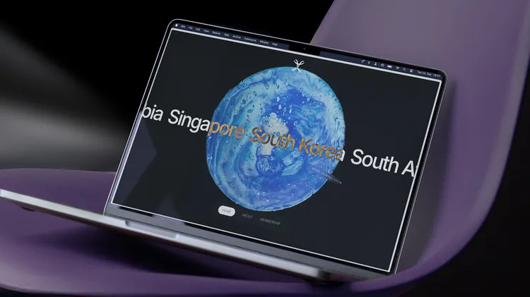 Ein Laptop zeigt die AEO Website