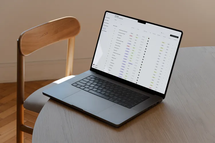 Ein geöffneter Laptop, der den Pola Workspace auf dem Bildschirm zeigt.