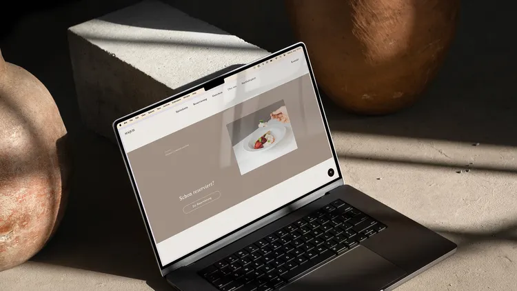 Laptop, der die Maquis Website zeigt