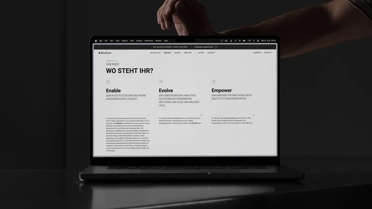 Laptop zeigt Abschnitt Needs der Blueforte Webseite