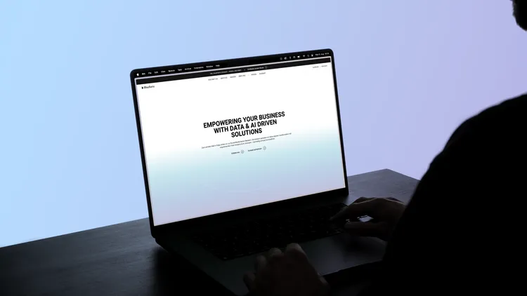 Person betrachtet die Blueforte-Website auf einem Laptop.