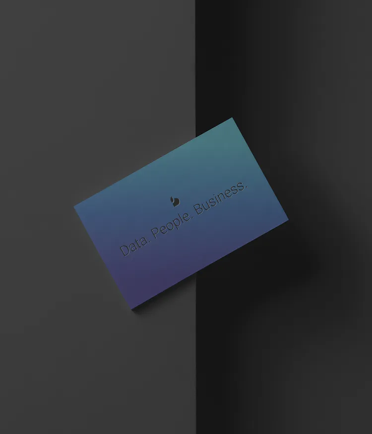 Blueforte Visitenkarte mit der Bildmarke und dem dunklen Signature Gradient der Marke