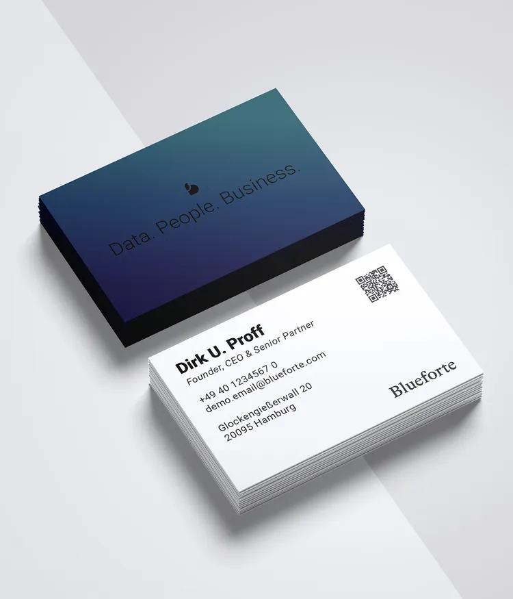Vorder- und Rückseite der Blueforte Visitenkarte mit der Bildmarke und dem dunklen Signature Gradient der Marke