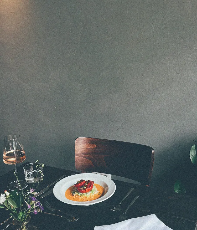 Ein gedeckter Tisch in gemütlicher Atmosphäre im Maquis. 