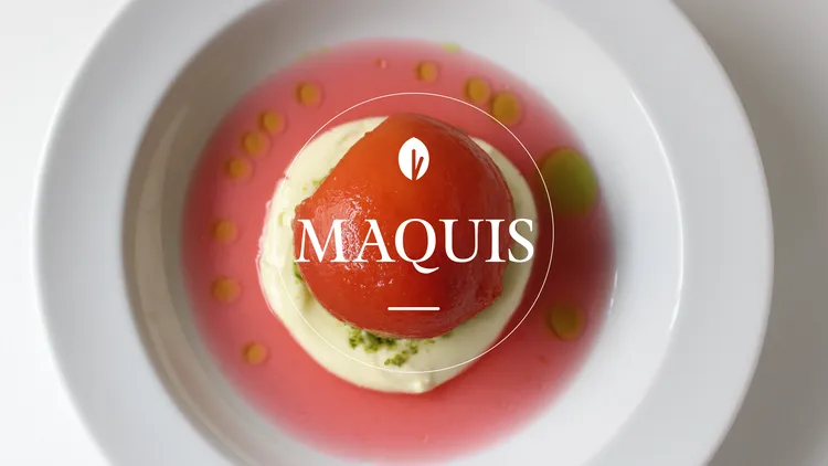 Das Maquis Logo auf einem roten Himbeer-Sorbet auf Mascarpone mit Basilikum-Öl