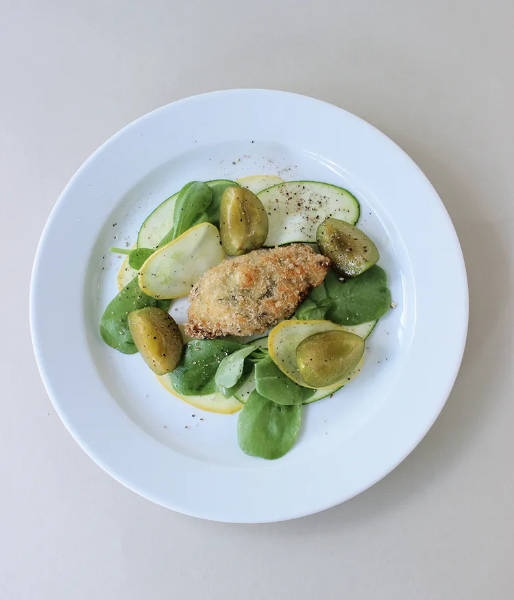 Ein raffiniert angerichtetes Gericht aus dem Maquis: knusprig panierte Aubergine mit Zucchini, frischem Portulak und süß-säuerlichen Pflaumen.
