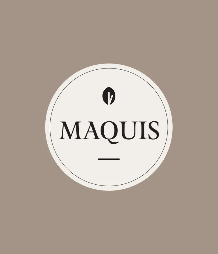 Das Maquis-Logo in Schwarz auf beigem Grund vor einem taupefarbenen Hintergrund.