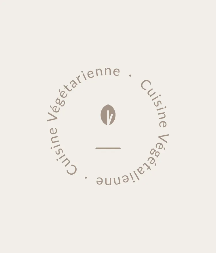 Das Blattelement aus dem Maquis-Logo mit dem umlaufenden Schriftzug ‚Cuisine Végétarienne‘ und ‚Cuisine Végétalienne‘.