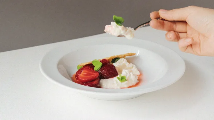 Eine feine Nachspeise aus der Maquis-Küche – süße Erdbeeren und zarter Milchreis, veredelt mit aromatischem Klee.