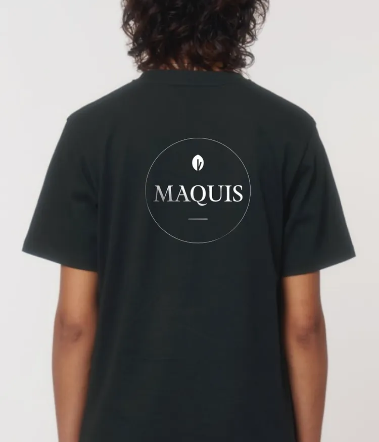Nahaufnahme vom Rücken einer Frau, die ein T-Shirt mit Maquis-Logo trägt.