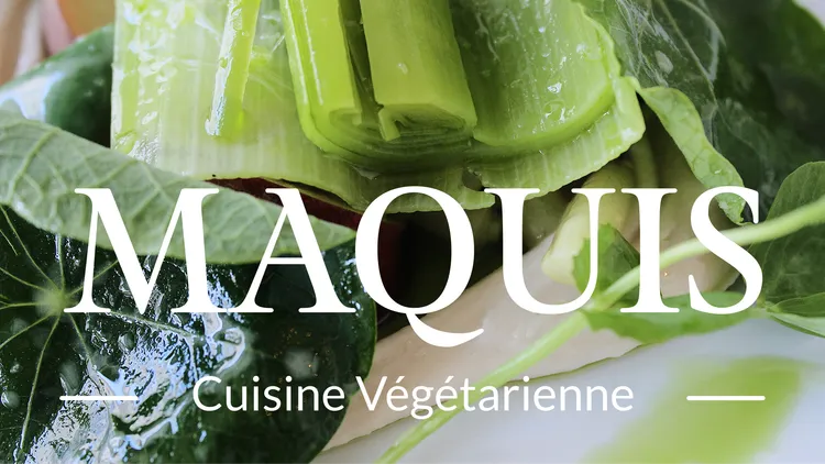 Weißes Maquis-Logo und der Schriftzug ‚Cuisine Végétarienne‘ auf einem Bett aus grünen Kräutern und Salat.