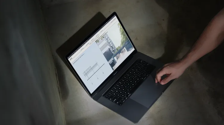 Ein Laptop zeigt die Projekte Sektion der Website von WIB