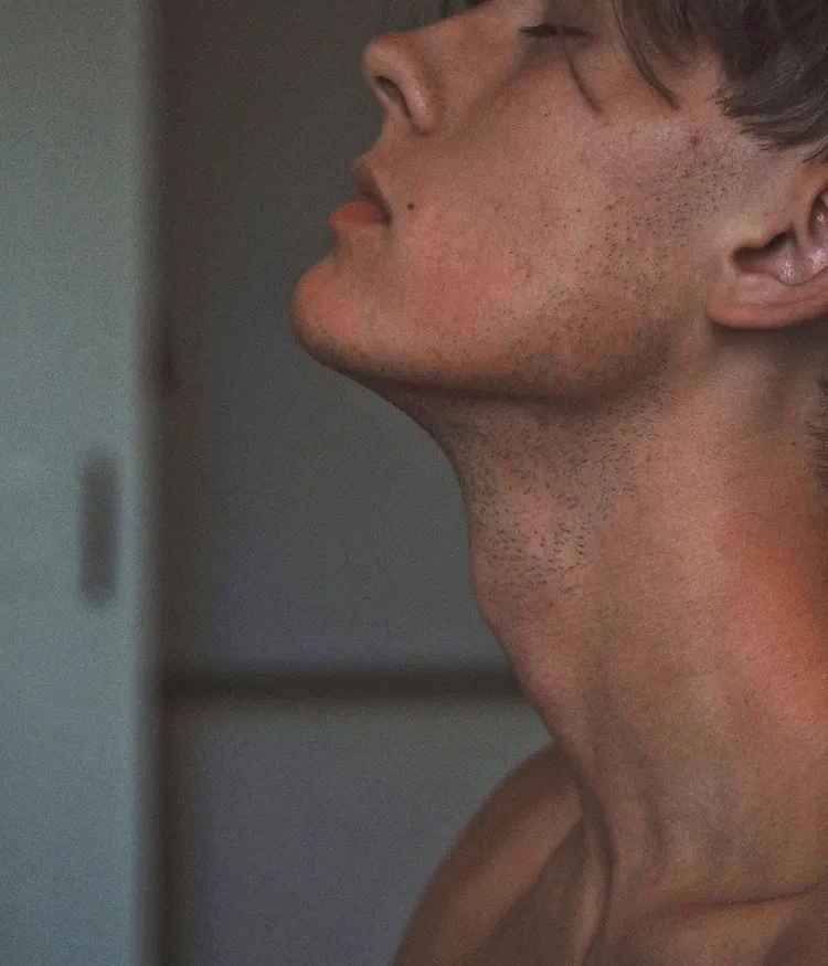 Eine Nahaufnahme eines Mannes, der meditiert