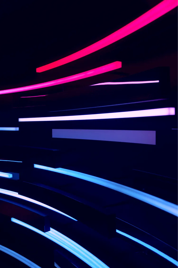 Abstraktes Bild mit horizontalen, leuchtenden Linien in Rot, Rosa, Lila und Blau auf schwarzem Hintergrund.