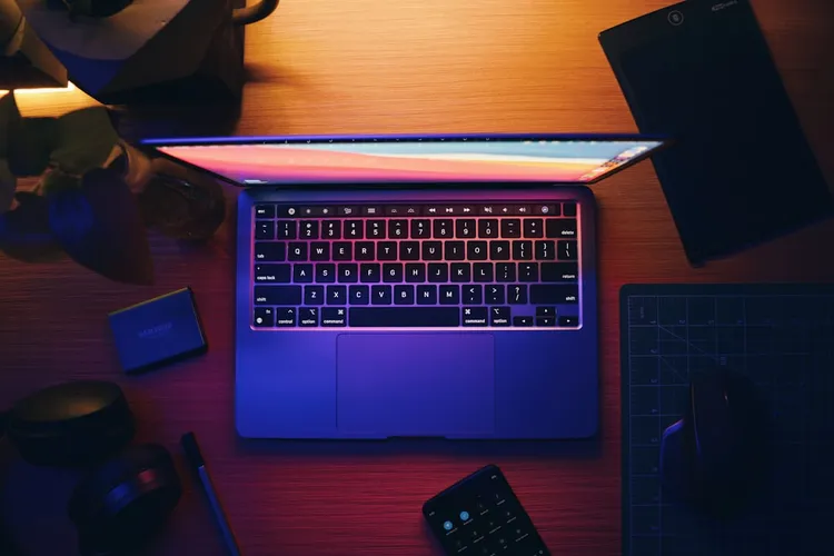 Unsplash afbeelding voor minimalistisch blauwdruk bureau warme verlichting