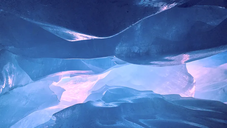 Eis Höhle mit violettem Licht